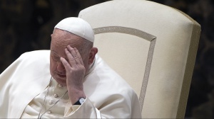 Papa Francesco ha una polmonite bilaterale. Vaticano, le condizioni cliniche "continuano a presentare un quadro complesso"