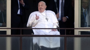 Papa Francesco, chi è la "signora con i fiori gialli" salutata nella benedizione dal balcone