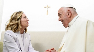 Papa Francesco, l’omaggio del Parlamento riunito. Meloni: “Metteva a proprio agio”; Schlein e Conte: “Troppi ipocriti”