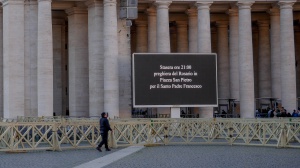 Papa Francesco, notte tranquilla, ma nessun miglioramento. Il quadro resta complesso