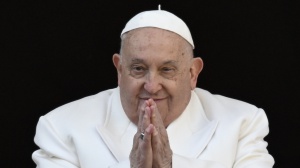 Papa Francesco si presenta, a sorpresa, a Piazza San Pietro per il Giubileo degli Ammalati