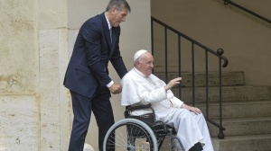 Papa Francesco visita a sorpresa la Basilica di San Pietro e saluta le restauratrici
