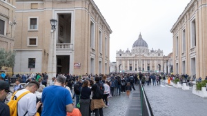 Papa Francesco, le novità sul corteo funebre, mentre cresce l'afflusso di fedeli a San Pietro