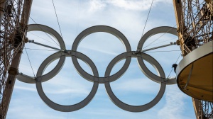 Parigi 2024, mucche, abbonamenti ai trasporti pubblici, cibi e premi in denaro, ecco cosa offrono i Paesi a chi vince una medaglia 