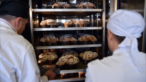Pasqua, inizia l'esodo degli italiani con l'incognita meteo. La certezza è a tavola, con la colomba