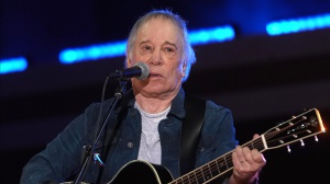 Paul Simon sta diventando sordo, il dramma del cantante emerso durante la realizzazione di un documentario sulla sua vita 