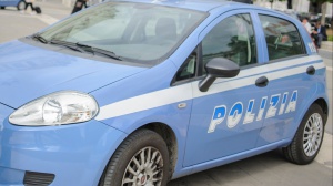 Paura a Roma, due rapinatori tentano l'assalto a una banca: minacce a impiegati e clienti con le pistole