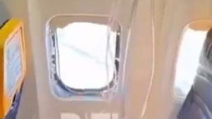 Paura sul volo Ryanair, passeggero risucchiato fuori: salvo grazie alla moglie