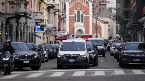 Ponte 25 aprile: 16 milioni di italiani in viaggio nonostante il calo delle temperature, bollino rosso per il traffico 