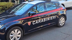 Porta in ospedale la moglie morta. I sanitari non credono alla caduta dalle scale, indagini in corso