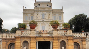 Potrebbero essere madre e figlia la donna e la bimba trovate morte ieri pomeriggio all'interno di villa Pamphili a Roma