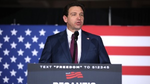 Primarie Usa, Ron DeSantis annuncia il ritiro: "Sosterrò Donald Trump"