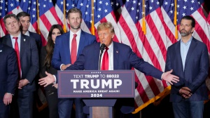 Primarie Usa, Trump stravince in Iowa: "Onorato e rinvigorito". Poi l'attacco a Biden: "Il peggior presidente della storia"