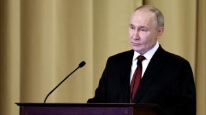 Per Putin sì alla tregua ma "solo se porta ad una pace duratura". Si profila una telefonata con Trump
