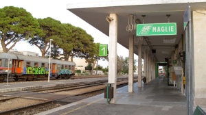 Quindicenne accusato di abusi su una coetanea, le presunte violenze nei bagni della stazione di Maglie