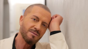 Raf commenta a RTL 102.5 la prima serata del Festival di Sanremo 2026