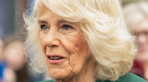 Re Carlo è indisciplinato ma sta bene, lo dice la consorte Camilla, che lo rappresenta in una visita in Ulster