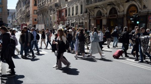 Roma, stop agli artisti di strada in centro. Via del Corso dal 2025 potrebbe diventare pedonale