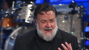 Russell Crowe superospite a Sanremo, Scatenate l'inferno, poi suona con la sua band