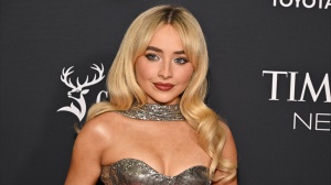 Sabrina Carpenter: sollevato dagli incarichi il prete che autorizzò il video di “Feather”