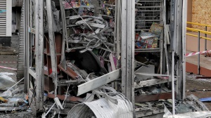 Sale in Ucraina il bilancio dell’attacco russo a un supermercato mentre Mosca invia rinforzi a Kursk per fermare l’avanzata di Kiev in territorio nemico