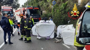 Salerno, camion perde ecoballe di rifiuti che travolgono un gruppo di ciclisti. Un morto e un ferito grave