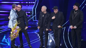 Sanremo 2024,  Geolier vince la serata delle cover. Ma viene sommerso dai fischi dell'Ariston  