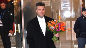 Sanremo 2025, Fedez e gli occhi neri: lenti a contatto o pupille troppo dilatate?