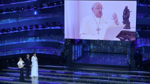Sanremo 2025, il messaggio di Papa Francesco: "La musica è strumento di pace". Poi il duetto sulle note di Imagine