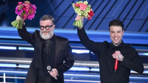 Sanremo 2026, Fedez e Masini insieme a Stjepan Hauser nella serata dei duetti. La cover di "Meravigliosa creatura"