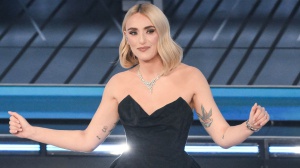 Sanremo 2026, Mara Sattei e Mecna cantano “L'ultimo bacio” nella serata delle cover