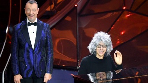 Sanremo accoglie Giovanni Allevi: Il maestro, sul palco dell'Ariston, torna a suonare il pianoforte in pubblico dopo due anni a causa della malattia 