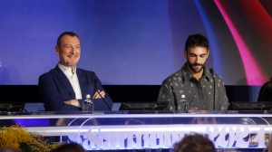 Sanremo, Amadeus e Mengoni cantano Bella ciao in sala stampa e si dicono antifascisti