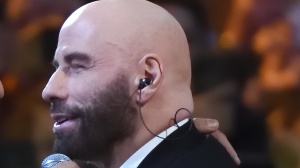 Sanremo: l’esibizione di John Travolta diventa un caso, nel mirino le scarpe indossate dall’attore