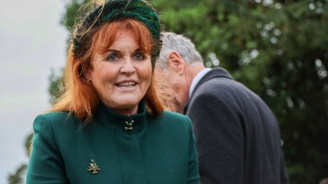 Sarah Ferguson è tornata nel Regno Unito dopo la rimozione del tumore