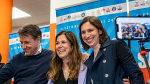Sardegna, Conte e Schlein festeggiano la conquista dell’isola, Salvini al centrodestra: “Cadere serve”