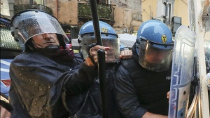 Sciopero a Torino, scontri tra polizia e manifestanti, sei agenti feriti