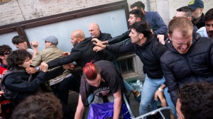 Scontri a La Sapienza, fuori la guerra dagli atenei. Due arresti. Meloni, questo non è manifestare ma delinquere  