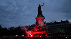 Scontri e cariche a Parigi, incidenti in altre città