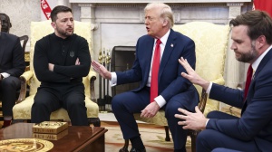 Scontro Trump-Zelensky: il presidente americano potrebbe bloccare anche gli aiuti indiretti all'Ucraina. Il leader di Kiev è a Londra e prova a ricucire 