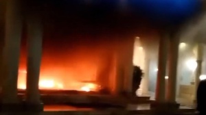 Scoppia un incendio alla festa di nozze, lo sposo tenta di spegnere il fuoco e si ustiona