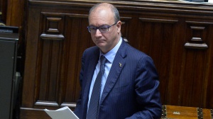 Scuola, il ministro Valditara propone la bocciatura per gli studenti che occupano. Ma il Pd: "Irricevibile"