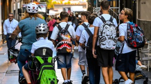 Scuola, vietati gli outfit eccentrici. I presidi emanano circolari, diffondono depliant e minacciano sanzioni