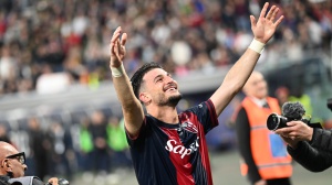 Serie A, il Bologna batte l'Inter all'ultimo minuto, nerazzurri agganciati dal Napoli; l'Atalanta vince con il Milan