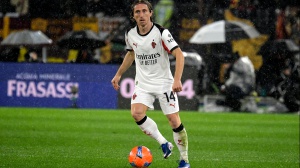 Serie a, il Milan vince 2-1 a Pisa e si porta a -5 dall’Inter, e oggi si tocca al derby d’Italia