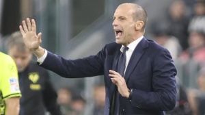 Serie A, vittoria in extremis della Juventus a Salerno, bianconeri a - 2 dall'Inter; crollo Napoli, pareggio tra Roma e Atalanta