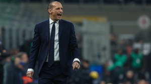 Serie A, la Juve pareggia con l'Atalanta e il Milan sale al secondo posto; a Firenze pareggio in extremis della Roma