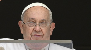 Si confermano in miglioramento le condizioni di Papa Francesco ma, per il momento, deve restare al Gemelli