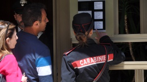 Si lancia nel vuoto con in braccio il suo bimbo di sei anni