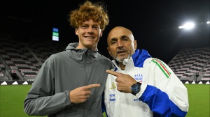 Sorpresa in Florida, Jannick Sinner va a trovare la nazionale di calcio. Abbracci, foto e sorrisi con gli azzurri